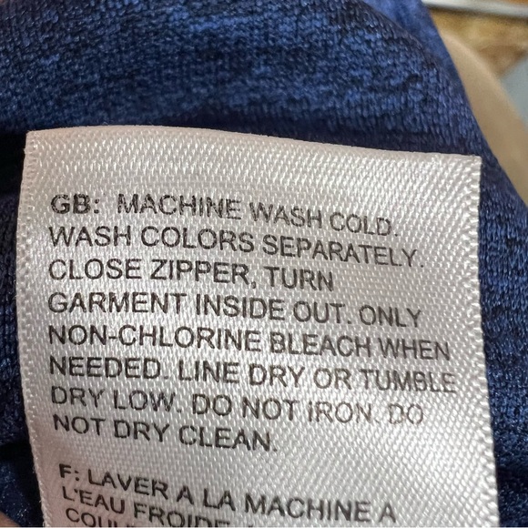 EUC The North Face hoodie - Picture 6 of 6